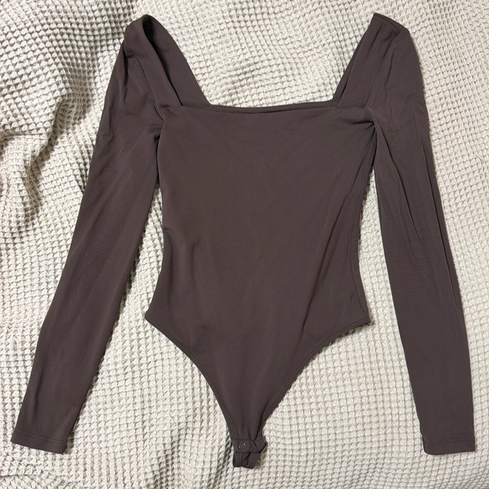 Aritzia babaton square neck long sleeve bodysuit